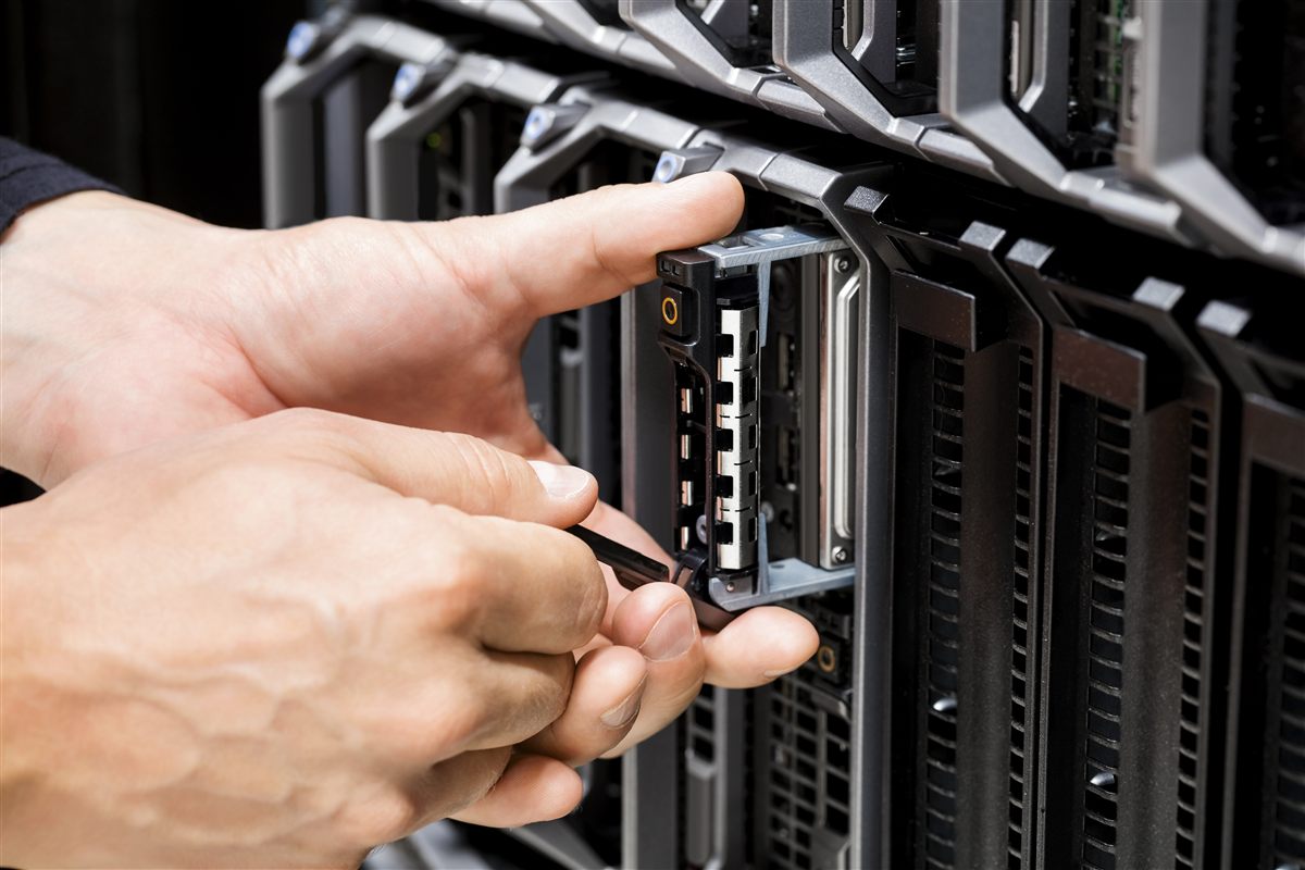 IT-Techniker bei der Arbeit im Rechenzentrum